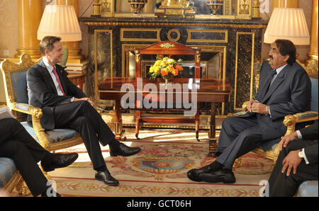 Der Emir von Katar, Scheich Hamad bin Khalifa al-Thani (rechts), spricht mit dem stellvertretenden Premierminister Nick Clegg (links) während eines Treffens im Buckingham Palace in London. Stockfoto