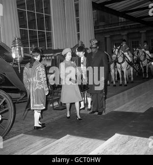 Präsident Mobutu von Zaire trifft mit Königin Elizabeth II. Im Vorhofeingang des Buckingham Palace ein, wo er Ehrengast bei einem Staatsbankett war. Stockfoto