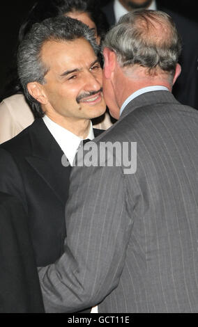 Der Prinz von Wales (rechts) wird bei der offiziellen Wiedereröffnung des Savoy Hotel on the Strand in London vom Besitzer des Savoy-Königlichen Fürsten Alwaleed bin Talal bin Abdulaziz Alsaud begrüßt. Stockfoto