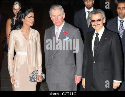 Der Prinz von Wales (Mitte) trifft bei der offiziellen Wiedereröffnung des Savoy Hotels on the Strand in London den Besitzer des Savoy HRH Prinz Alwaleed bin Talal bin Abdulaziz Alsaud (rechts) und Prinzessin Amira (links). Stockfoto