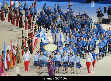 Das schottische Team bereist das Stadion während der Eröffnungszeremonie der Commonwealth Games 2010 im Jawaharlal Nehru Stadium in Neu-Delhi, Indien. Stockfoto