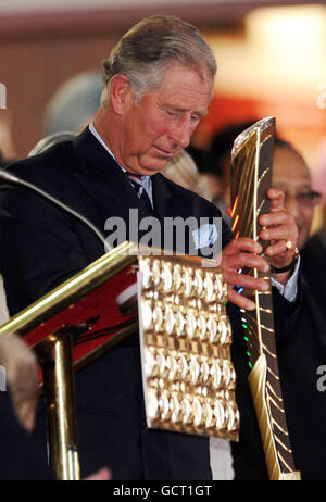 Der Prinz von Wales empfängt den Staffelstab der Königin und liest eine Botschaft der britischen Königin Elizabeth II., um die Eröffnung der Commonwealth Games 2010 in Neu Delhi, Indien, anzukündigen. Stockfoto