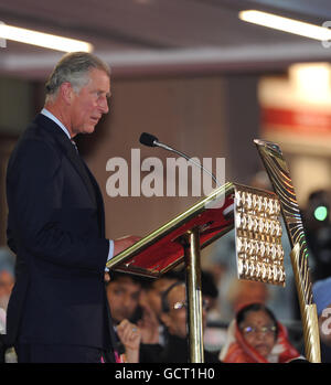 Der Prinz von Wales empfängt den Staffelstab der Königin und liest eine Botschaft der britischen Königin Elizabeth II., um die Eröffnung der Commonwealth Games 2010 in Neu Delhi, Indien, anzukündigen. Stockfoto