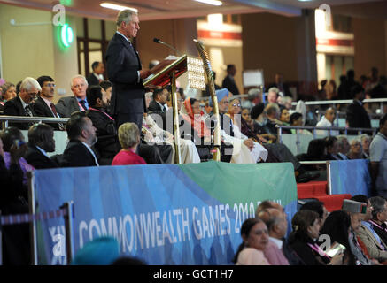 Der Prinz von Wales empfängt den Staffelstab der Königin und liest eine Botschaft der britischen Königin Elizabeth II., um die Eröffnung der Commonwealth Games 2010 in Neu Delhi, Indien, anzukündigen. Stockfoto