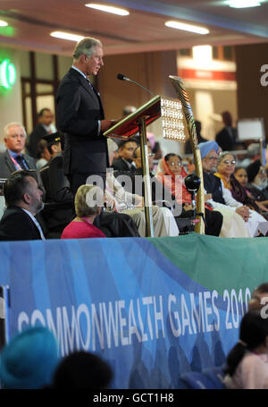 Der Prinz von Wales empfängt den Staffelstab der Königin und liest eine Botschaft der britischen Königin Elizabeth II., um die Eröffnung der Commonwealth Games 2010 in Neu Delhi, Indien, anzukündigen. Stockfoto