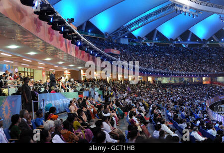 Der Prinz von Wales empfängt den Staffelstab der Königin und liest eine Botschaft der britischen Königin Elizabeth II., um die Eröffnung der Commonwealth Games 2010 in Neu Delhi, Indien, anzukündigen. Stockfoto