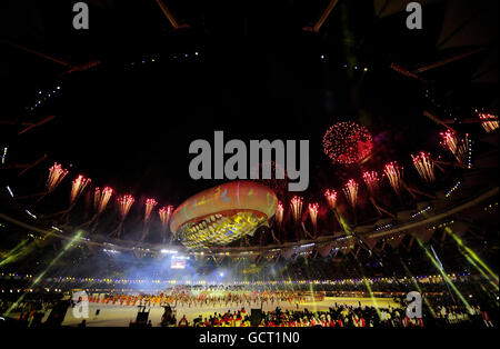 Am Ende der Eröffnungszeremonie der Commonwealth Games 2010 im Jawaharlal Nehru Stadium in Neu Delhi, Indien, wird das Stadion mit einem Feuerwerk beleuchtet. Stockfoto