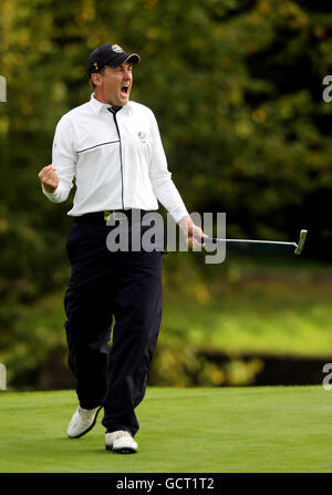 Golf - 38. Ryder Cup - Europa - USA - Tag 3 - Celtic Manor Resort. Ian Poulter von Euorpe feiert seinen Putt auf dem 15. Green während des Ryder Cup im Celtic Manor, Newport. Stockfoto