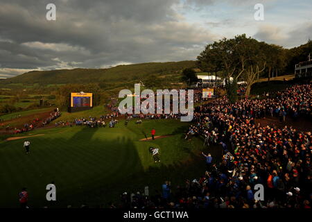 Golf - 38. Ryder Cup - Europa - USA - Tag 3 - Celtic Manor Resort. Der US-Amerikaner Phil Mickelson chips auf das Grün auf dem 17. Loch Stockfoto