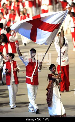 Sport - Commonwealth Games 2010 - Eröffnungsfeier - Delhi. Der englische Nathan Robertson trägt die Flagge während der Eröffnungszeremonie im Jawaharlal Nehru Stadium in Neu-Delhi, Indien. Stockfoto