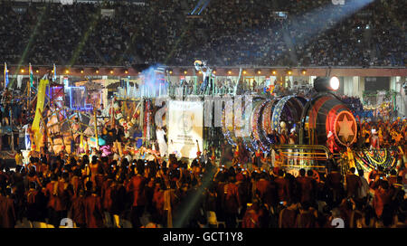 Tänzer treten während der Eröffnungszeremonie der Commonwealth Games 2010 im Jawaharlal Nehru Stadium in Neu Delhi, Indien auf. Stockfoto