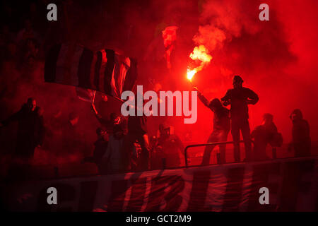 Fußball - UEFA Champions League - Gruppe G - Ajax / AC Mailand - Amsterdam Arena. Die Fans von Ajax haben während des Spiels eine Reihe von Fackeln aufgesetzt Stockfoto