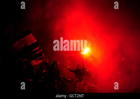 Fußball - UEFA Champions League - Gruppe G - Ajax / AC Mailand - Amsterdam Arena. Die Fans von Ajax haben während des Spiels eine Reihe von Fackeln aufgesetzt Stockfoto