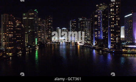 Luftaufnahme nach Sonnenuntergang von der Mündung des Flusses Miami in Miami, Florida, zeigen die hohen Gebäude und Eigentumswohnungen. Stockfoto