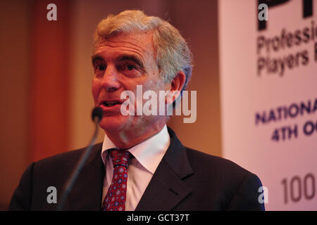 Fußball - Verband Professioneller Spieler - Nationale Konferenz - Novotel. Trevor Brooking, Direktor der Fußballentwicklung bei der FA, spricht auf der Konferenz der Professional Players Federation Stockfoto