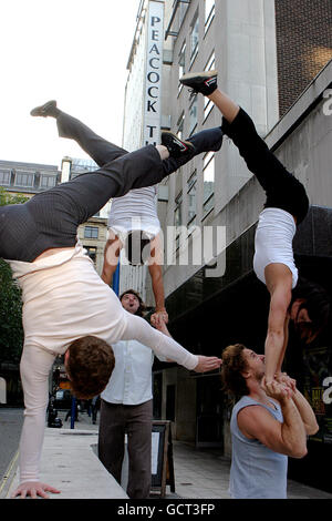 Mitglieder der Zirkustruppe 7 Fingers führen während einer Fotoausstellung im Peacock Theatre, London, einen Akt ihrer neuen Show Traces vor, die bis zum 30. Oktober 2010 läuft. Stockfoto