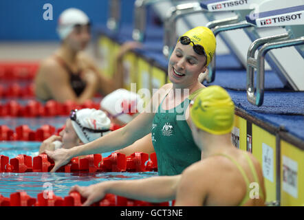 Australiens Marieke Guehrer reagiert, nachdem sie von der Engländerin Francesca Halsall geschlagen wurde, um am zweiten Tag der Commonwealth Games 2010 beim Dr. S.P.M. Gold im Womens 50m Breaststroke zu gewinnen Aquatics Komplex in Delhi, Indien Stockfoto