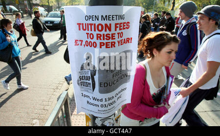 Plakate gegen die Erhöhung der Studiengebühren, vor der Queens University in Belfast. Stockfoto