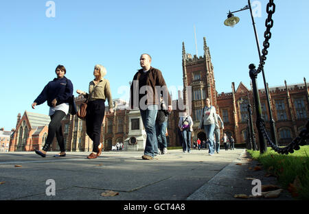 Prüfung der Universitätsgebühren. Eine allgemeine Ansicht der Queens University in Belfast. Stockfoto