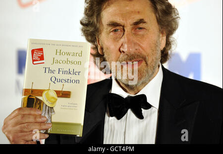 Howard Jacobson mit seinem Buch The Finkler Question, Gewinner des man Booker Prize 2010, in der Guildhall im Zentrum Londons. Stockfoto