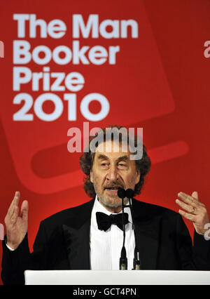 Howard Jacobson spricht, nachdem er für sein Buch The Finkler Question als Gewinner des man Booker Prize 2010 in der Guildhall im Zentrum von London bekannt gegeben wurde. Stockfoto