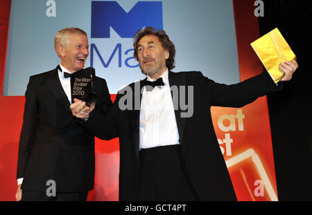 Howard Jacobson (rechts) feiert auf der Bühne, mit Peter Clark CEO der man Group, nachdem er den man Booker Prize 2010 für sein Buch The Finkler Question in der Guildhall im Zentrum von London gewonnen hat. Stockfoto