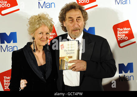 Howard Jacobson feiert mit seiner Frau Jenny, nachdem er für sein Buch The Finkler Question den man Booker Prize 2010 in der Guildhall im Zentrum Londons gewonnen hat. Stockfoto