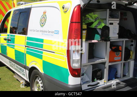 EINE NAHAUFNAHME VON HINTEN EIN SÜDOSTKÜSTE AMBULANCE SERVICE SPEZIALIST SANITÄTER KRANKENWAGEN MIT LOGO ANZEIGEN Stockfoto