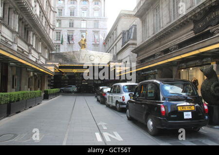 BLICK AUF ZUGANG ZUM SAVOY HOTEL IN LONDON MIT LONDON TAXI TAXIS AUßERHALB Stockfoto