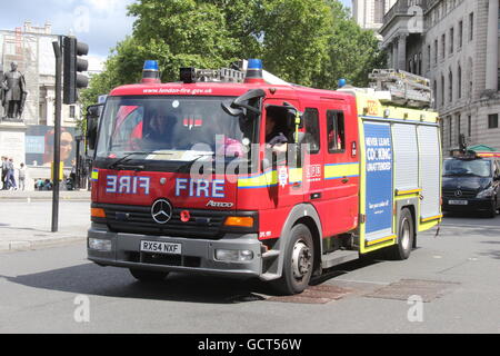 EINE SONNIGE BEIFAHRERSEITE LANDSCHAFTSANSICHT EIN LONDON FEUERWEHR MERCEDES FEUERWEHRAUTO TRAFALGER SQUARE AUF DER DURCHREISE Stockfoto