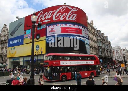 PICADILLY CIRCUS IN LONDON MIT ROTEN LONDON NEUE ROUTEMASTER BUS UND ANZEIGE BRETTER Stockfoto