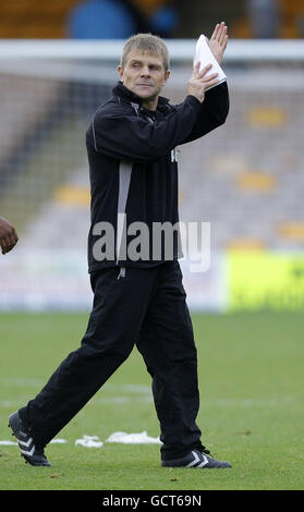 Gillingham Manager Andy Hessenthaler applaudiert den Reisenden Fans während des npower Football League Two-Spiels im Vale Park, Stoke-on-Trent. Stockfoto