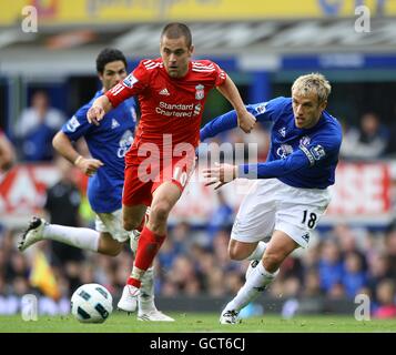 Fußball - Barclays Premier League - Everton gegen Liverpool - Goodison Park. Liverpools Joe Cole (links) und Evertons Phil Neville (rechts) kämpfen um den Ball Stockfoto