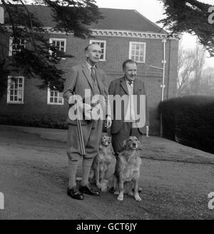 Der Premierminister, Sir Alec Douglas-Home, mit einer Schrotflinte unter seinem Arm, mit seinem Gastgeber, dem wohlhabenden Handelsbanker Wilfred Hill-Wood und seinen Retrievers, bevor er sich für einen Tag zur Schießerei aufmacht. Der Premierminister und Lady Douglas-Home verbringen das Wochenende im „The Lordship“, dem prächtigen Zuhause von Mr Hill-Wood in Much Hadham in Hertfordshire. Sir Alec und Mr. Hill-Wood sind seit ihrer Eton-Zeit befreundet Stockfoto