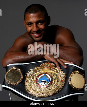 Sheffield Boxer Kell Brook posiert für den Fotografen während einer Pressekonferenz im Radisson Blu Hotel, Liverpool im Vorfeld der Liverpool Echo Arena Show am 11. Dezember. Stockfoto