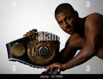 Sheffield Boxer Kell Brook posiert für den Fotografen während einer Pressekonferenz im Radisson Blu Hotel, Liverpool im Vorfeld der Liverpool Echo Arena Show am 11. Dezember. Stockfoto