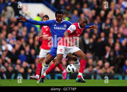 Fußball - Barclays Premier League - Chelsea / Arsenal - Stamford Bridge. Chelsea's Jon Obi Mikel (links) und Arsenals Vassiriki Diaby (rechts) kämpfen um den Ball Stockfoto