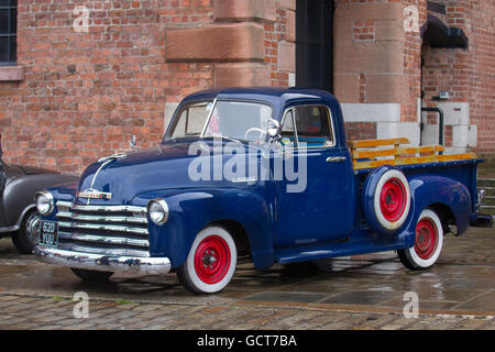 1952 50s 3100cc Chevrolet im Vintage on the Dock, ein Event, das diesen Sommer am 9. Und 10. Juli zurückkehrte, um ein wenig Vintage-Magie durch das Albert Dock zu weben, mit einem kostenlosen Familienwochenende, das die Vintage-Mode-Ikonen des 20. Jahrhunderts feiert. Stockfoto