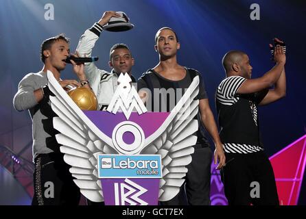 (Von links nach rechts) Aston Merrygold, Ortise Williams, Marvin Humes und Jonathan 'JB' Gill von JLS auf der Bühne, um den Preis für das beste Album während der Mobo Awards 2010 in der Echo Arena, Monarchs Quay, Albert Dock, Liverpool zu sammeln. Stockfoto