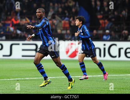 Fußball - UEFA Champions League - Gruppe A - Inter Mailand / Tottenham Hotspur - Stadio Giuseppe Meazza. Samuel Eto'o von Inter Mailand (links) feiert den zweiten Treffer von der Strafstelle aus. Stockfoto