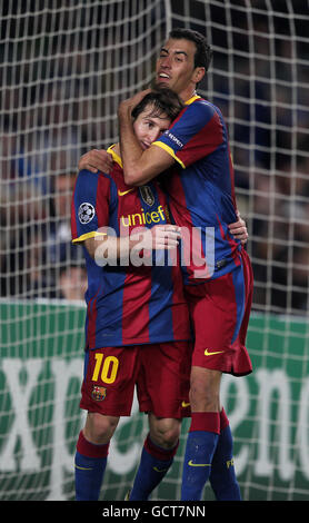 Fußball - UEFA Champions League - Gruppe D - Barcelona / FC Kopenhagen - Camp Nou. Der Barceloners Lionel Messi feiert mit seinem Teamkollegen Sergio Busquets das zweite Tor seines Teams Stockfoto