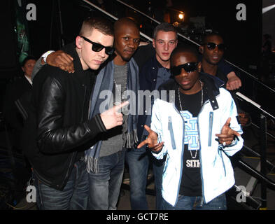 (Links - rechts) Professor Green, Giggs, Devlin, Tinchy Stryder und Tinie Tapah Backstage bei den MOBO Awards, die in der Echo Arena in Liverpool ausgetragen werden. Stockfoto