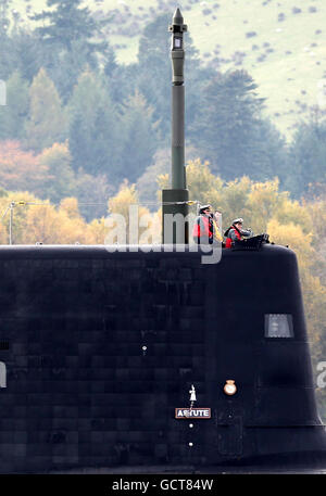 Die Besatzung auf dem Conning Tower von HMS Astute, dem nuklearbetriebenen U-Boot, das vor der Küste von Skye auf Grund lief, kehrt zu seiner Basis in Faslane auf dem Clyde zurück, um weitere Kontrollen durchzuführen. Stockfoto