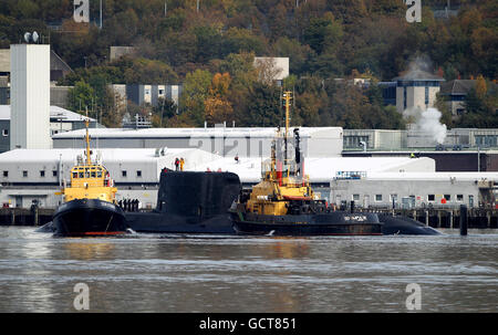 HMS Astute, das nukleare U-Boot, das vor der Küste von Skye auf Grund lief, kehrt zu seiner Basis in Faslane auf dem Clyde zurück, um weitere Kontrollen durchzuführen, begleitet von zwei Schlepper. Stockfoto