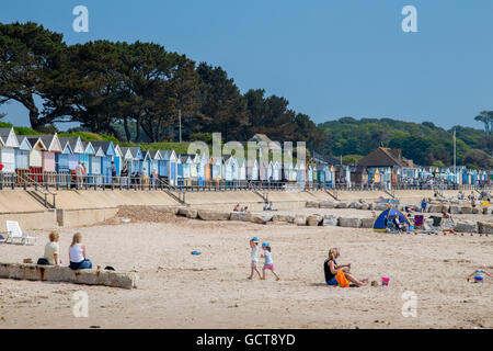 Strand und Strand Hütten am zuvorkommend, Dorset, England Stockfoto