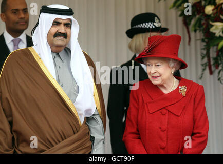 Königin Elizabeth II. Begrüßt den Emir von Katar, Scheich Hamad bin Khalifa al Thani (links), während seines Staatsbesuchs im Vereinigten Königreich im Schloss Windsor, Berkshire. Stockfoto