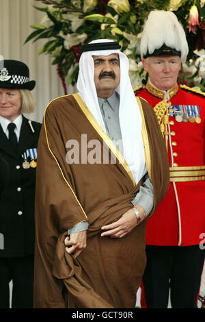 Der Emir von Katar Scheich Hamad bin Khalifa al Thani kommt während seines Staatsbesuchs in Großbritannien im Schloss Windsor, Berkshire, an, während der Herzog von Edinburgh zuschaut. Stockfoto