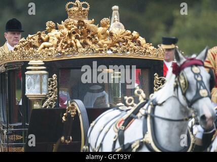 Qatar Emir Scheich Hamad bin Khalifa al-Thani reitet mit Großbritannien Königin Elizabeth zu ihrem Wohnsitz während seines Staatsbesuches in Windsor Stockfoto