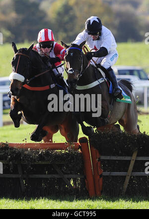 Alegralil und Jocley Graham Lee (rechts) schlagen Issaquah und Jockey James Halliday, um die Wette zu gewinnen 365 Mares Hürde während Tag zwei des bet365 Charlie Hall Meeting auf Wetherby Racecourse, Wetherby. Stockfoto