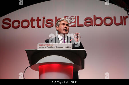 Der Führer der schottischen Labour-Partei Iain Gray hält seine Rede vor der Konferenz der schottischen Labour-Partei in den Corran Halls, Oban, Schottland. Stockfoto